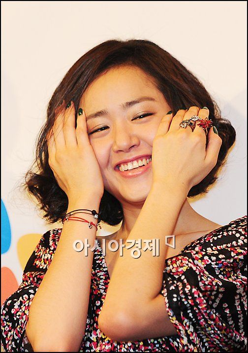 [포토]머리 쓸어넘기는 문근영 '이제는 여인'