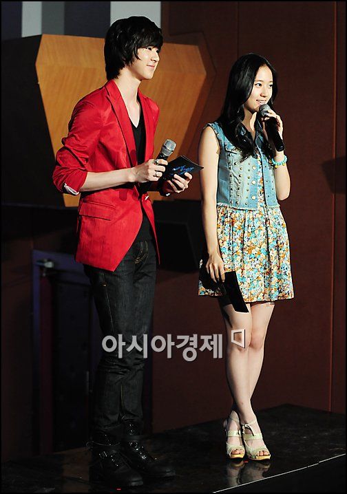 [포토]엠블랙 천둥-fx 크리스탈 '입맞춤'