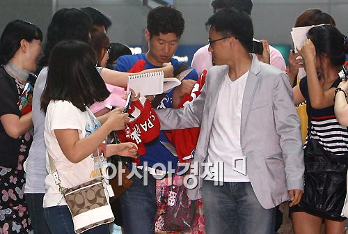 [포토]박지성 '이놈의 인기'