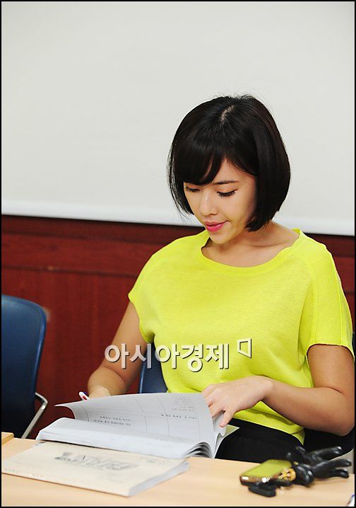 [포토]황정음 '고사2 대기실에서도 자이언트 대본연습'