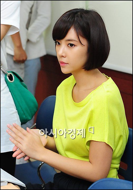 [포토]황정음 '내 피부 비결은? 로션'
