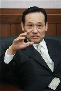 이팔성 우리금융 회장 '메가뱅크' 언급 자제