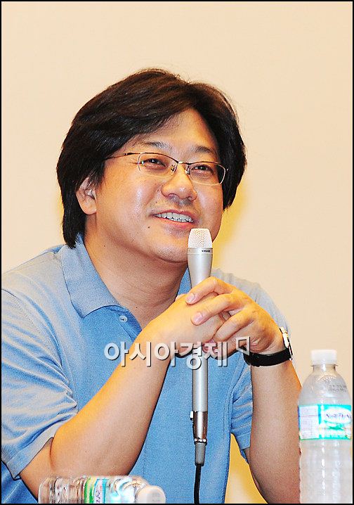[포토]장윤현 감독 '데뷔작 접속, 참 민망하네요'