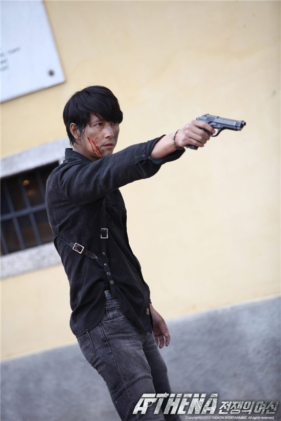 ‘아테나’ 정우성, 카리스마 넘치는 이탈리아 촬영 컷 공개