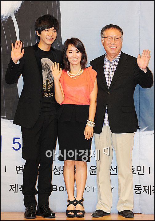 [포토]이승기-윤유선-변희봉 '한가족, 닮았나요?'