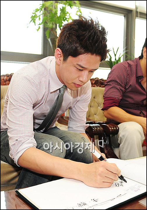 [포토]사인하는 '고사2' 권현상