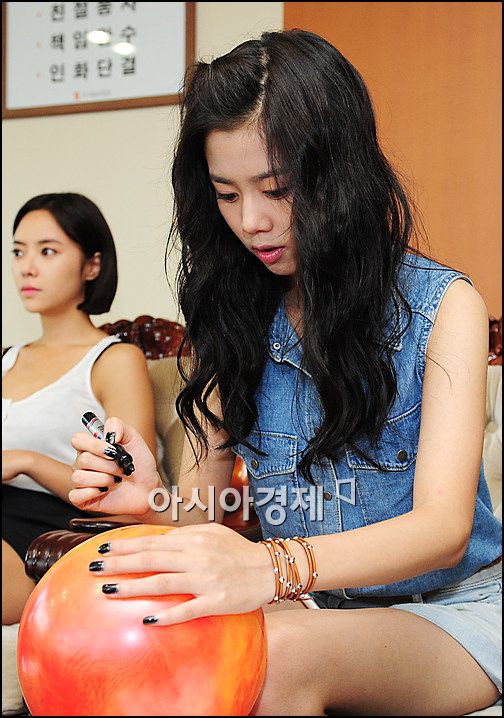 [포토]황정음 '아진아, 사인은 이렇게 하는거야'