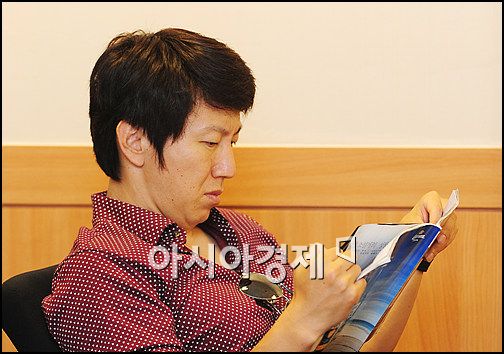 [포토]'연기파 배우' 김수로, 독서는 나의 힘!