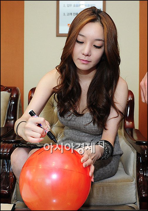 [포토]'고사2' 정지아, 사인하는 모습도 예쁘죠?