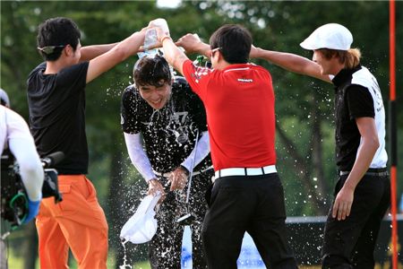  김비오의 조니워커오픈 우승이 확정되는 순간 동료선수들이 물을 뿌려주며 축하해주고 있다. 사진=KGT제공