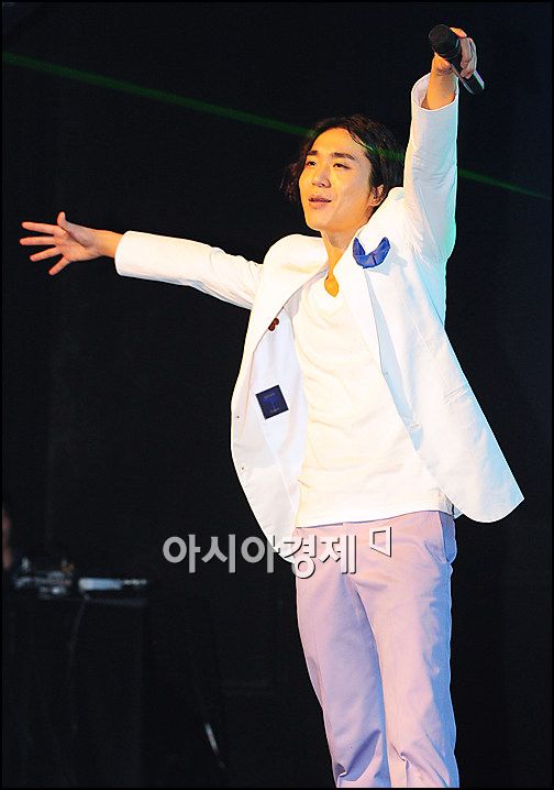 [포토]조성모 '여러분 목소리 너무 작아요, 함께 불러요'