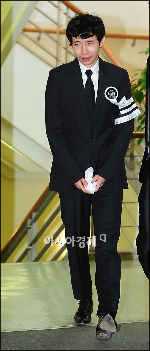 [포토]입관식 마친 봉태규 '눈물 젖은 휴지가 한손가득'