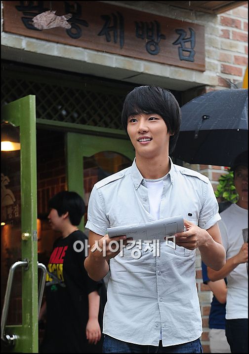 [포토]윤시윤 '촬영 전 대본 숙지는 기본'