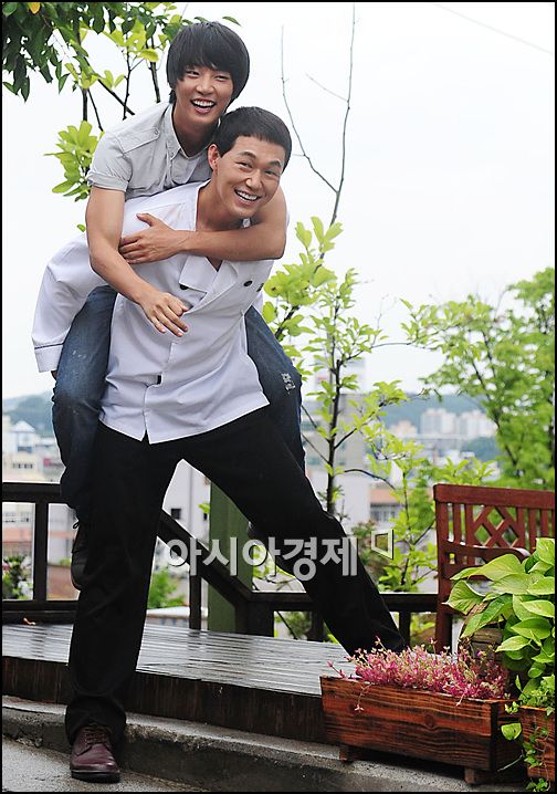 [포토]윤시윤 '박종웅 형, 저 무겁죠?'