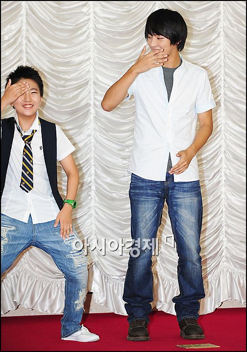 [포토]윤시윤-오재무 '함께 개다리춤을'