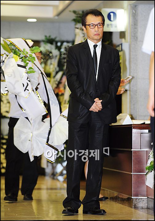 [포토]故 앙드레김 빈소에서 조문객 맞는 도신우 회장