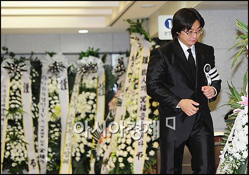 [포토]'아버지 故 앙드레김' 조문객 맞는 아들 김중도