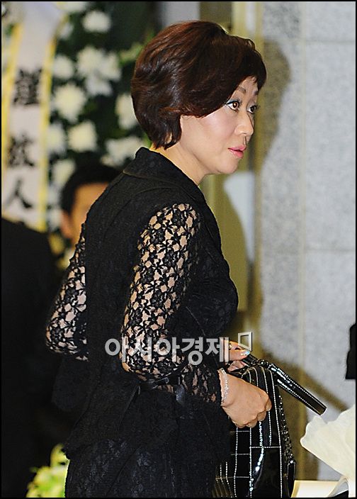 [포토]하춘화, 故 앙드레김 빈소 찾아 조문