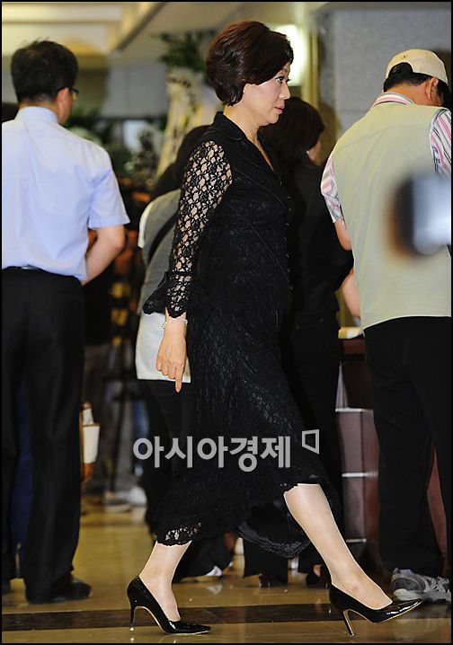 [포토]하춘화, 故 앙드레김 빈소 찾아 조문