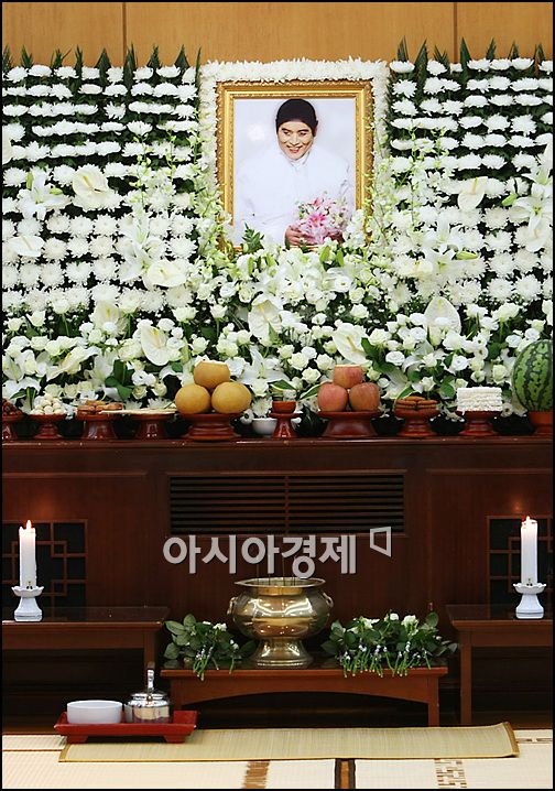 [포토]앙드레김 빈소, 순백의 국화들로