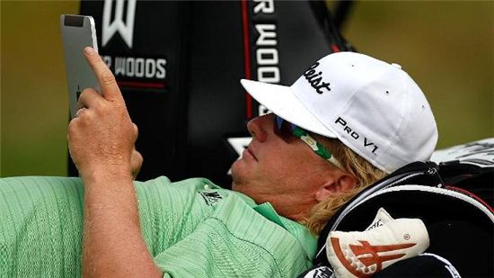 골프선수 찰리 호프만이 기상문제로 PGA챔피언쉽이 연기된 동안 아이패드를 즐기고 있다. (출처:AFP)