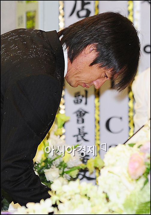[포토]홍명보, 故 앙드레김 빈소 찾아 조문