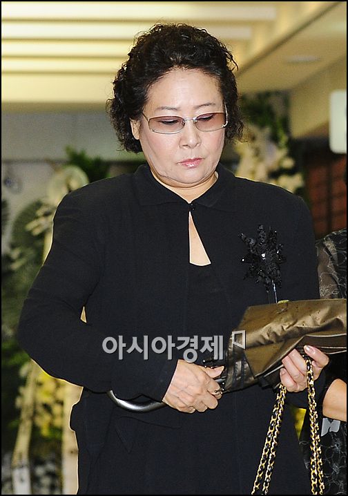 [포토]정혜선 '앙드레김 선생님 떠나니 비가 오네'