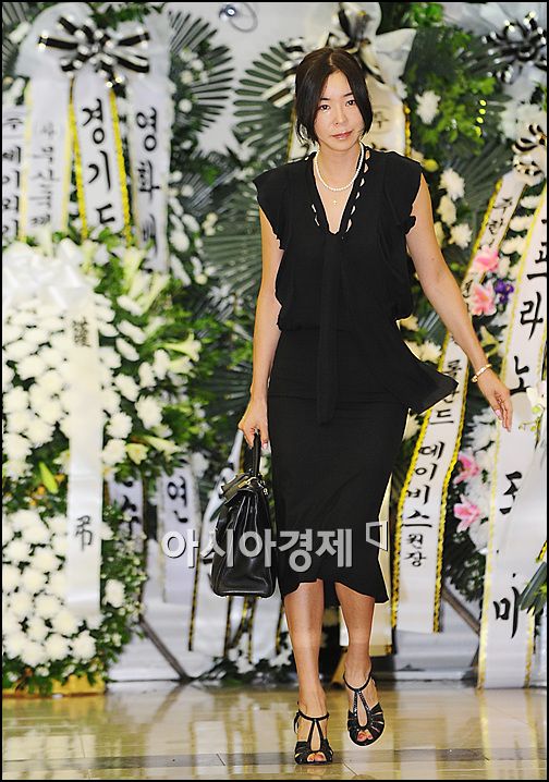 [포토]이혜영, 故 앙드레김 빈소 찾아 조문