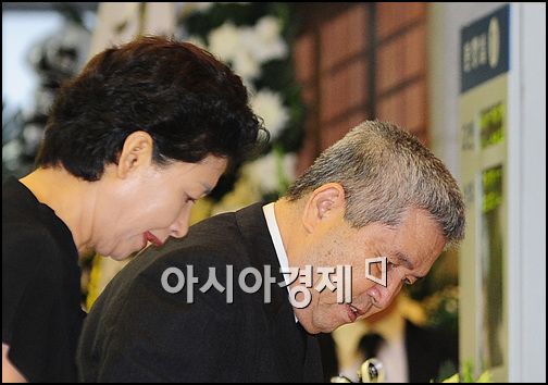 [포토]임권택 부부, 故 앙드레김 빈소 찾아 조문