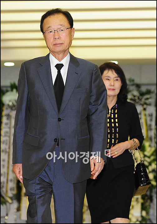 [포토]박희태 국회의장, 故 앙드레김 빈소 조문