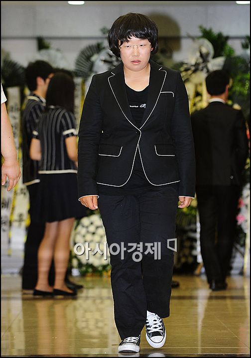 [포토]골퍼 신지애, 故 앙드레김 빈소찾아 조문