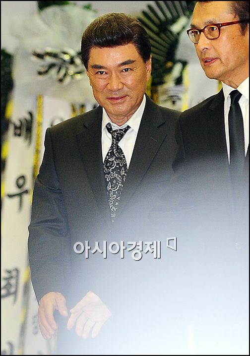 [포토]이덕화, 故 앙드레김 빈소찾아 조문