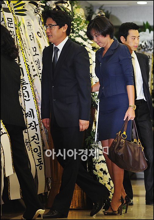 [포토]김병찬-김가영 부부, 故 앙드레김 빈소 조문