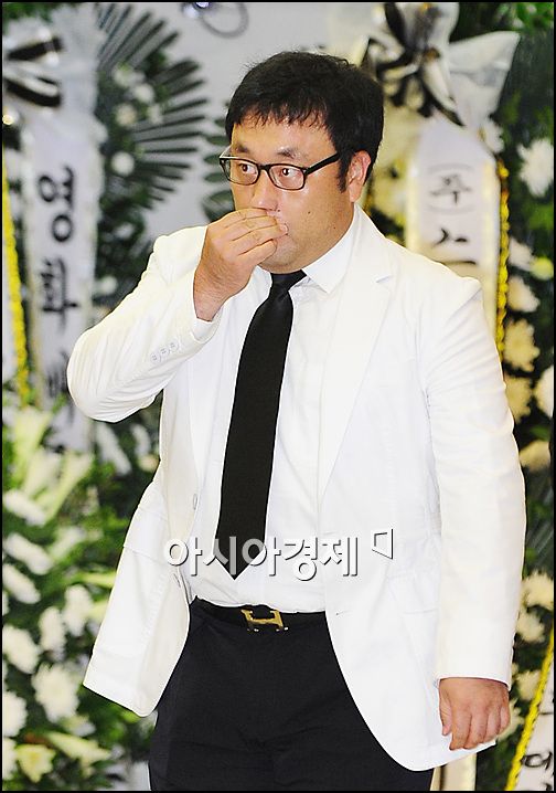 [포토]이혁재 '앙드레김 선생님 생각하니 눈물이'