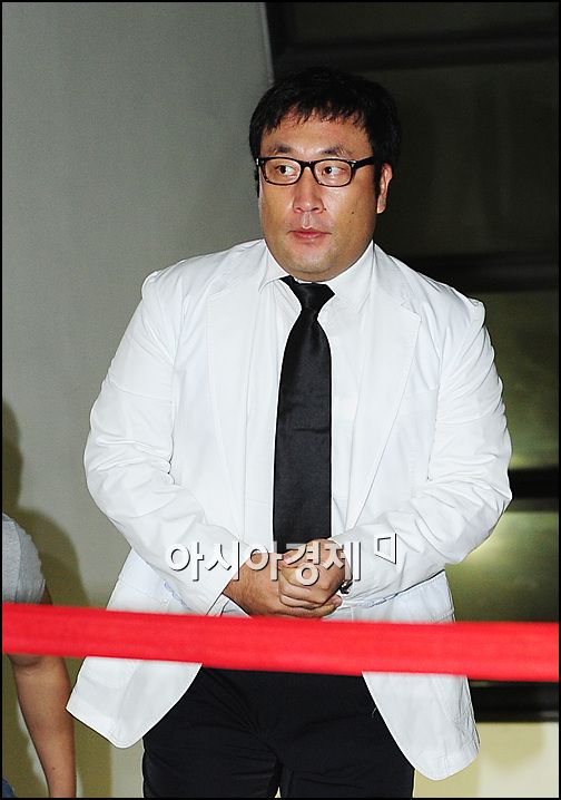 [포토]이혁재, 故 앙드레김 빈소찾아 조문