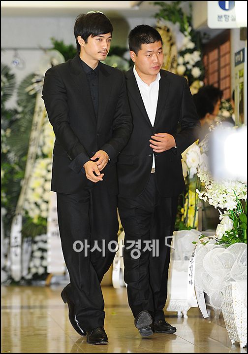 [포토]김지훈, 故 앙드레김 빈소찾아 조문