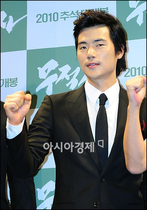 [포토]포즈 취하는 '무적자' 김강우