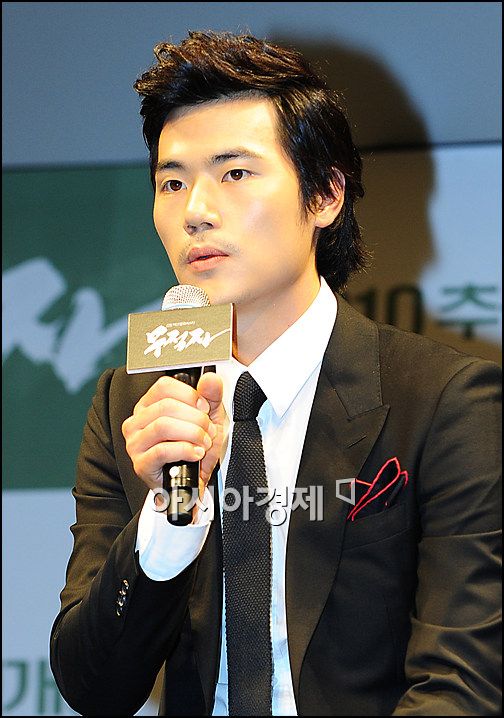 [포토]포즈 취하는 '무적자' 김강우