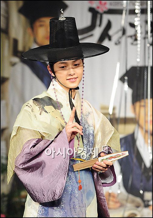 [포토]송중기, 한복입고 V포즈 '귀엽죠?'