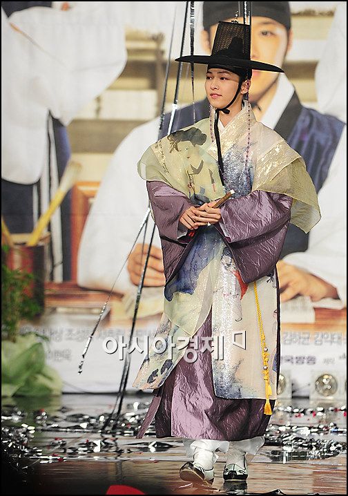 [포토]송중기, 한복 잘 어울리나요?