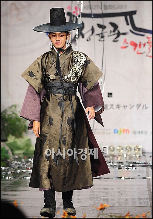 [포토]유아인, 한복도 잘 어울리죠?