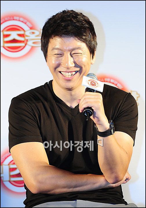 [포토]포즈취하는 '퀴즈왕' 김수로