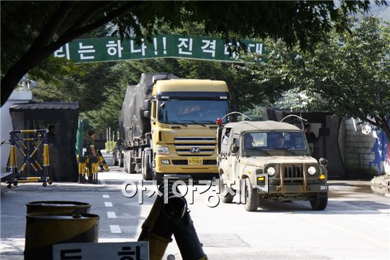 1기갑여단 진격대대에 도착한 것은 18일 오전 9시. 대대안에는 기갑부대원들이 진격을 위해 대기중이었다.