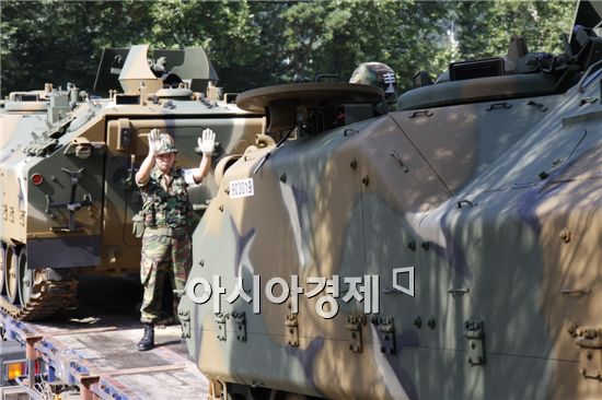 이날 조달된 장갑차는 기존장갑차보다 성능이 개량된 상태였다. 기존 280마력의 엔진은 350마력으로 교체되고 7단식 수동변속기는 자동변속기로 바뀌었다.