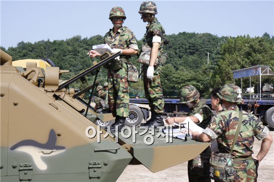 정비관들은 장비인도검사표를 들고 76개 항목을 체크하며 부품과 조립상태를 최종확인했다.