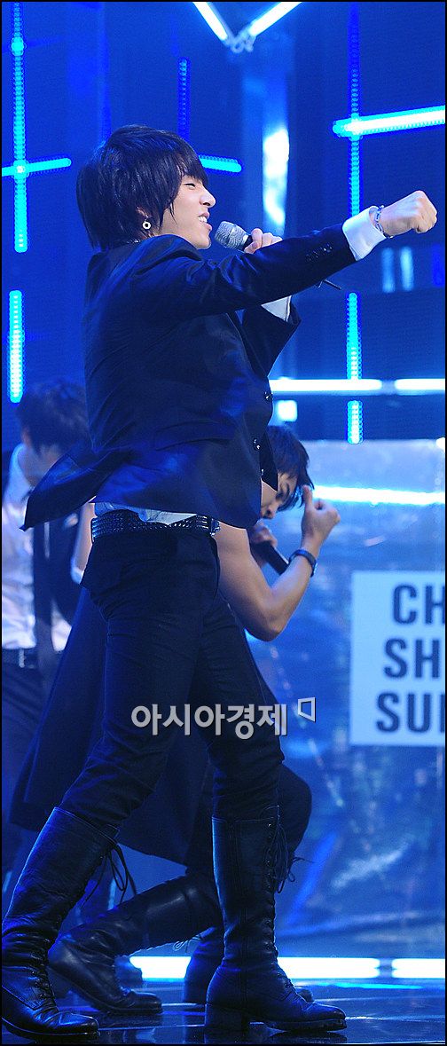 [포토]초신성 윤학, 파워풀한 무대