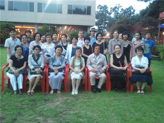 [마니아]꽃들이 모이면 더 향기롭다..한자리에 모인 꽃예술인들