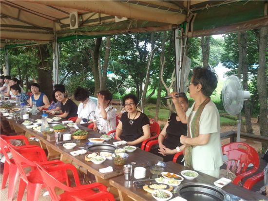 [마니아]꽃들이 모이면 더 향기롭다..한자리에 모인 꽃예술인들