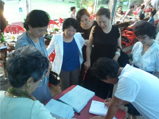 [마니아]꽃들이 모이면 더 향기롭다..한자리에 모인 꽃예술인들