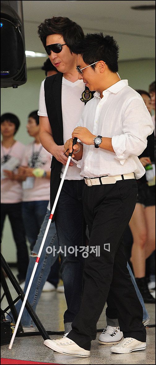 [포토]동료 부축 받는 이동우 '앞이 안보여서요'